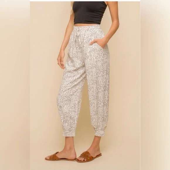 **LAST ONE!!** 3/4 LENGTH LEOPARD JOGGER PANTS 💛 🐆 - Picture 3 of 6